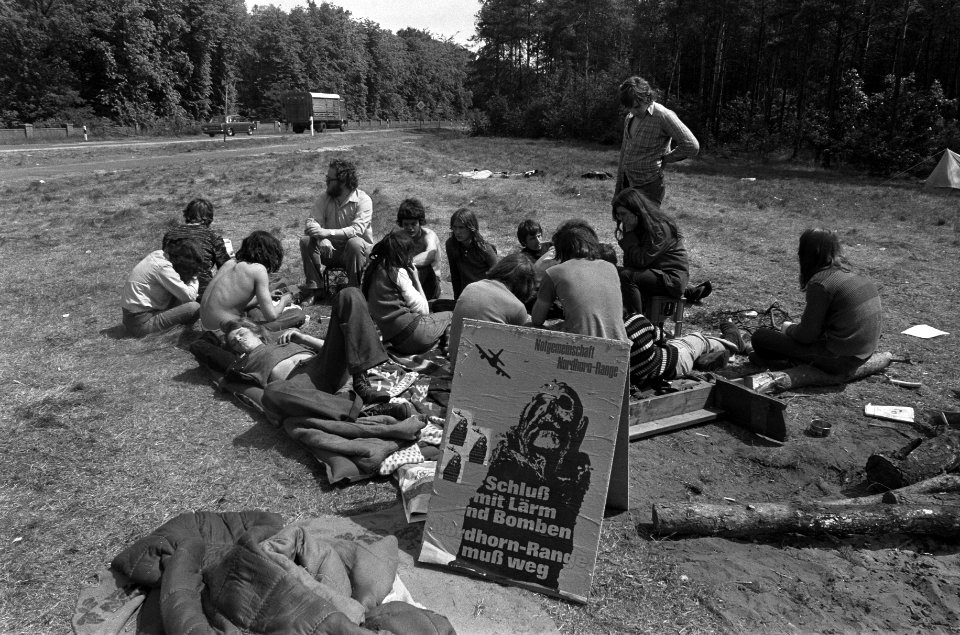 Bewoners van Duitse plaatsje Nordhorn protesteren tegen NATO-vliegbasis, versper, Bestanddeelnr 926-4914