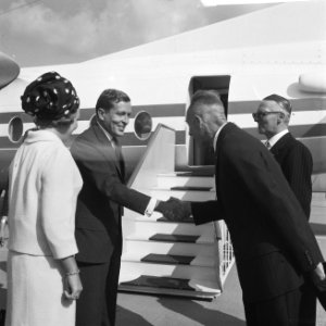Bezoek prinses Beatrix en Claus aan Leeuwarden, aankomst vliegveld en bezoek, Bestanddeelnr 918-1499