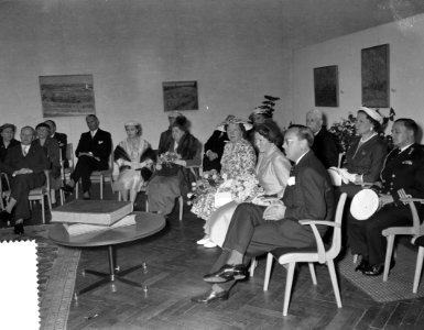Bezoek Prinses Beatrix aan Amsterdam. Stedelijk Museum. Vlnr. mevr. d'Ailly, pr, Bestanddeelnr 907-8549