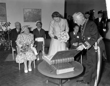 Bezoek Prinses Beatrix aan Amsterdam. Stedelijk Museum. Burgemeester d'Ailly too, Bestanddeelnr 907-8551