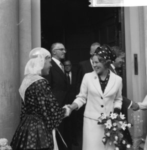 Bezoek prinses Beatrix en Claus aan Leeuwarden, aankomst vliegveld en bezoek, Bestanddeelnr 918-1498