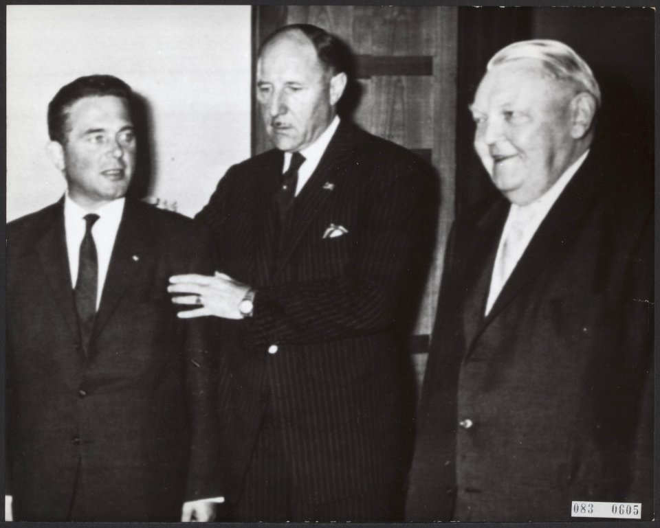 Bezoeken, ministers, minister-presidenten, Erhard L., Luns, J.A.M.H., Marijnen, , Bestanddeelnr 083-0605