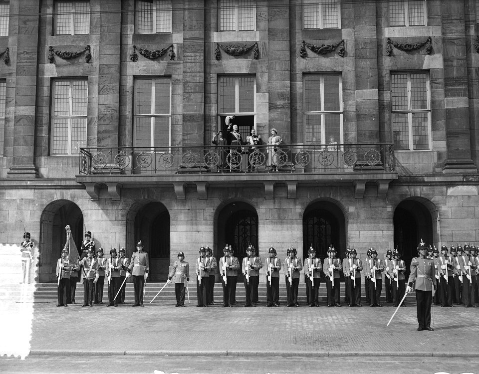 Bezoek Zweedse Koningspaar Amsterdam, eerste dag, aankomst Dam en balkon, Bestanddeelnr 907-0951