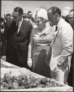 Bezoeken, fruit, Bernhard, prins, Juliana, koningin, Nutriculture Farm, Bestanddeelnr 017-0035