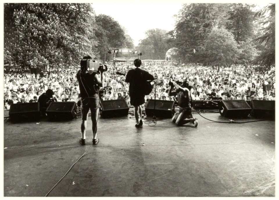 Bevrijdingspop op het Vlooienveld in de Haarlemmerhout. Optreden van singersongwriter Shawn Colvin. NL-HlmNHA 54031485