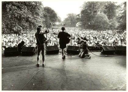 Bevrijdingspop op het Vlooienveld in de Haarlemmerhout. Optreden van singersongwriter Shawn Colvin. NL-HlmNHA 54031485