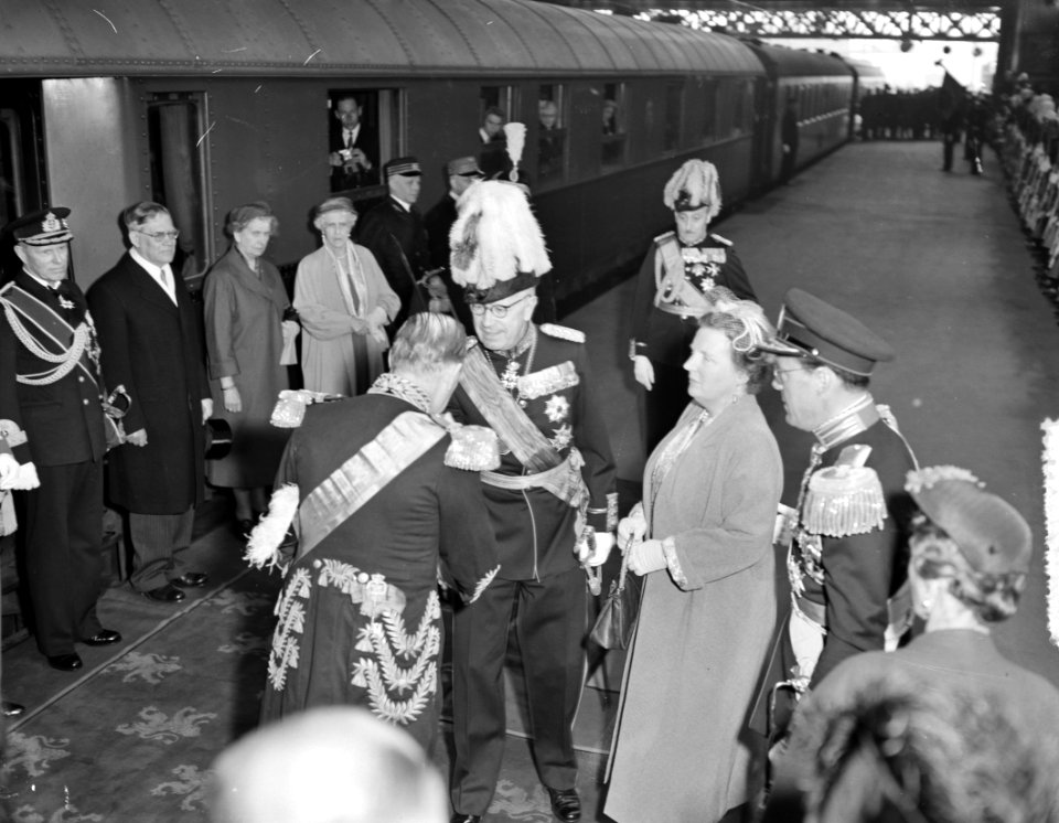 Bezoek Zweedse Koningspaar Amsterdam, eerste dag, aankomst Centraal Station, Bestanddeelnr 907-0943