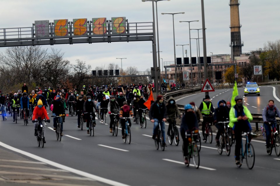 Bicycle demonstration against A49 and A100 in Berlin 2020-11-28 104