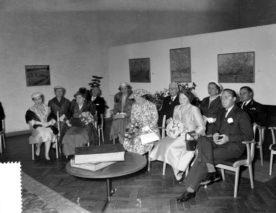 Bezoek Prinses Beatrix aan Amsterdam. Stedelijk Museum. Vlnr. mevr. d'Ailly, pr, Bestanddeelnr 907-8550