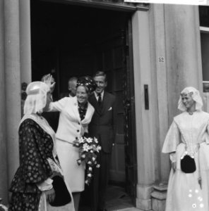 Bezoek prinses Beatrix en Claus aan Leeuwarden, aankomst vliegveld en bezoek, Bestanddeelnr 918-1500