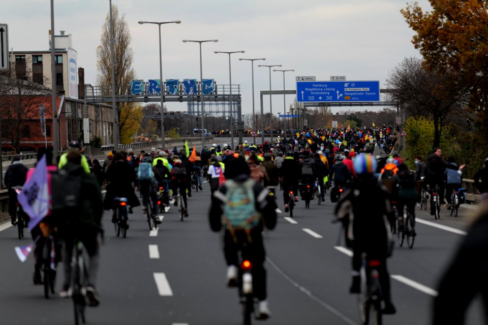 Bicycle demonstration against A49 and A100 in Berlin 2020-11-28 115