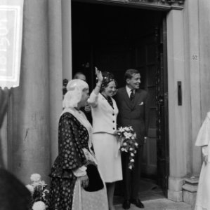 Bezoek prinses Beatrix en Claus aan Leeuwarden, aankomst vliegveld en bezoek, Bestanddeelnr 918-1501