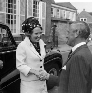 Bezoek prinses Beatrix en Claus aan Leeuwarden, Claus z handtekening in gastenbo, Bestanddeelnr 918-1517