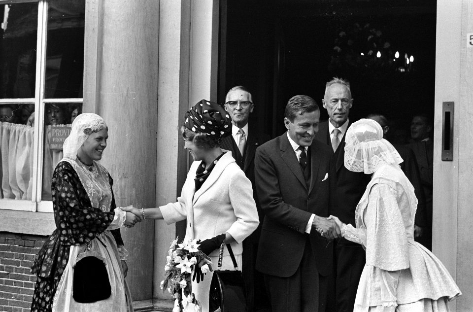 Bezoek prinses Beatrix en Claus aan Leeuwarden, bij het provinciehuis, Bestanddeelnr 918-1491