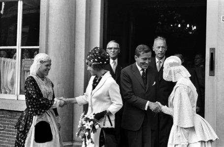 Bezoek prinses Beatrix en Claus aan Leeuwarden, bij het provinciehuis, Bestanddeelnr 918-1491