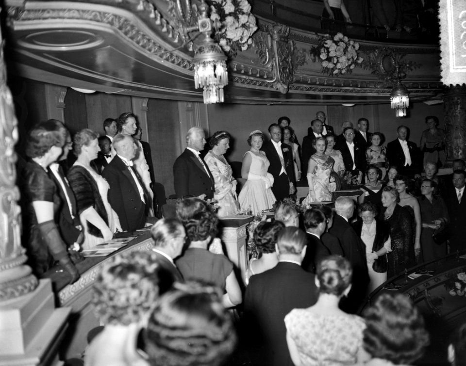 Bezoek Prinses Beatrix aan Amsterdam. Bezoek aan Stadsschouwburg. Voorstelling L, Bestanddeelnr 907-8563
