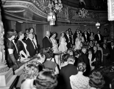 Bezoek Prinses Beatrix aan Amsterdam. Bezoek aan Stadsschouwburg. Voorstelling L, Bestanddeelnr 907-8563