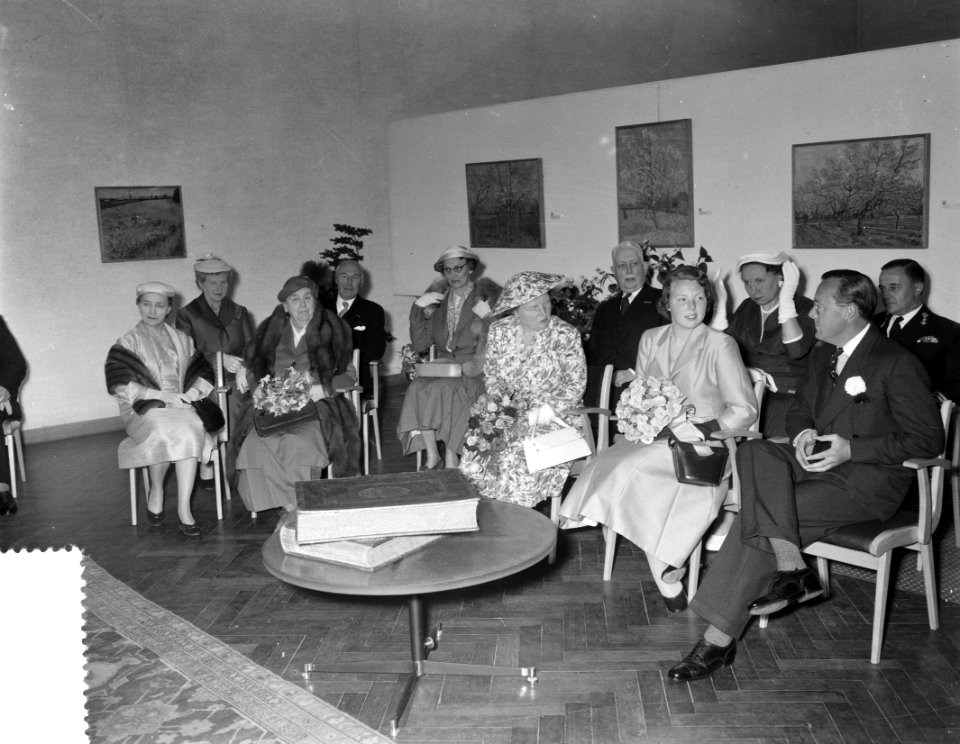 Bezoek Prinses Beatrix aan Amsterdam. Stedelijk Museum. Vlnr. mevr. d'Ailly, pri, Bestanddeelnr 907-8548