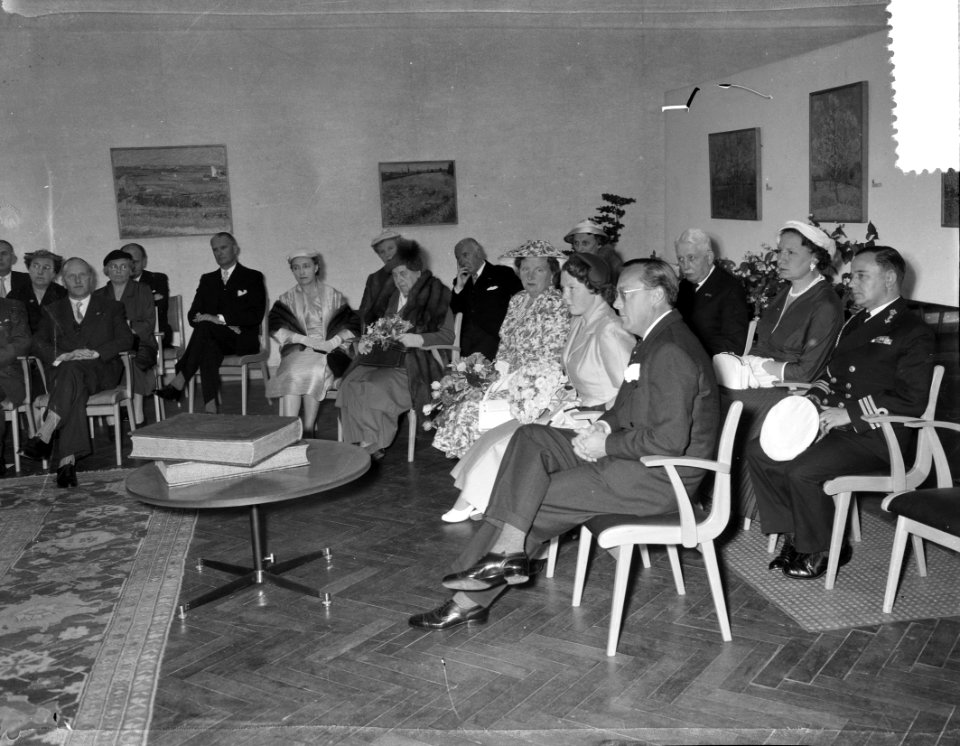 Bezoek Prinses Beatrix aan Amsterdam. Stedelijk Museum. 1e rij vlnr. mevrouw d'A, Bestanddeelnr 907-8553