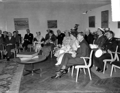 Bezoek Prinses Beatrix aan Amsterdam. Stedelijk Museum. 1e rij vlnr. mevrouw d'A, Bestanddeelnr 907-8553