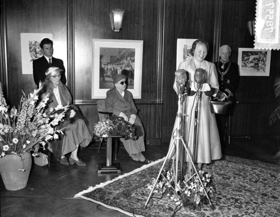 Bezoek Prinses Beatrix aan Amsterdam. Bezoek aan het Internationaal Cultureel Ce, Bestanddeelnr 907-8557