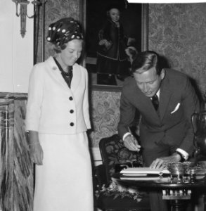 Bezoek prinses Beatrix en Claus aan Leeuwarden, Claus z handtekening in gastenbo, Bestanddeelnr 918-1514