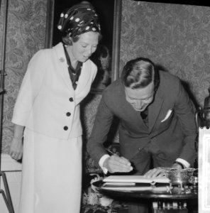 Bezoek prinses Beatrix en Claus aan Leeuwarden, Claus z handtekening in gastenbo, Bestanddeelnr 918-1516