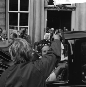 Bezoek prinses Beatrix en Claus aan Leeuwarden, aankomst vliegveld en bezoek, Bestanddeelnr 918-1502