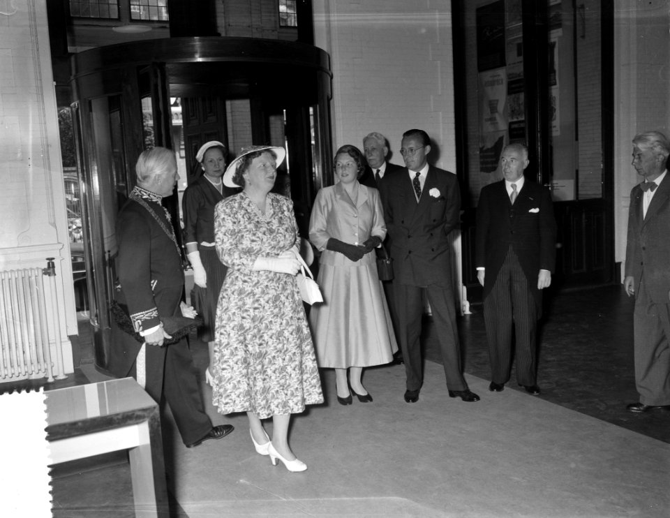 Bezoek Prinses Beatrix aan Amsterdam. Stedelijk Museum. Vlnr burgemeester A.J. d, Bestanddeelnr 907-8547