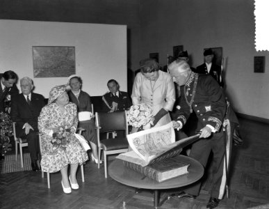 Bezoek Prinses Beatrix aan Amsterdam. Stedelijk Museum. Burgemeester d'Ailly too, Bestanddeelnr 907-8554