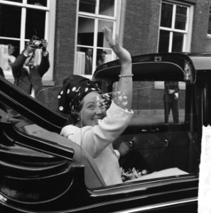 Bezoek prinses Beatrix en Claus aan Leeuwarden, prinses Beatrix tijdens rijtoer , Bestanddeelnr 918-1494