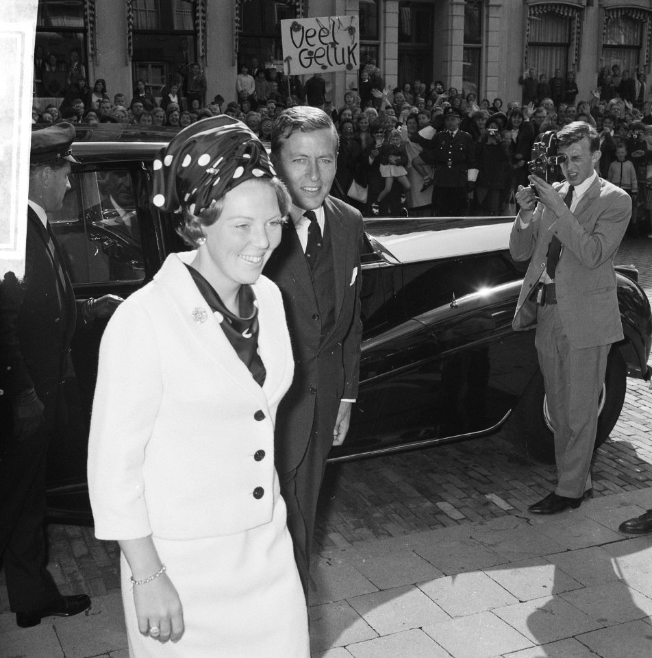 Bezoek prinses Beatrix en Claus aan Leeuwarden, aankomst vliegveld en bezoek, Bestanddeelnr 918-1503