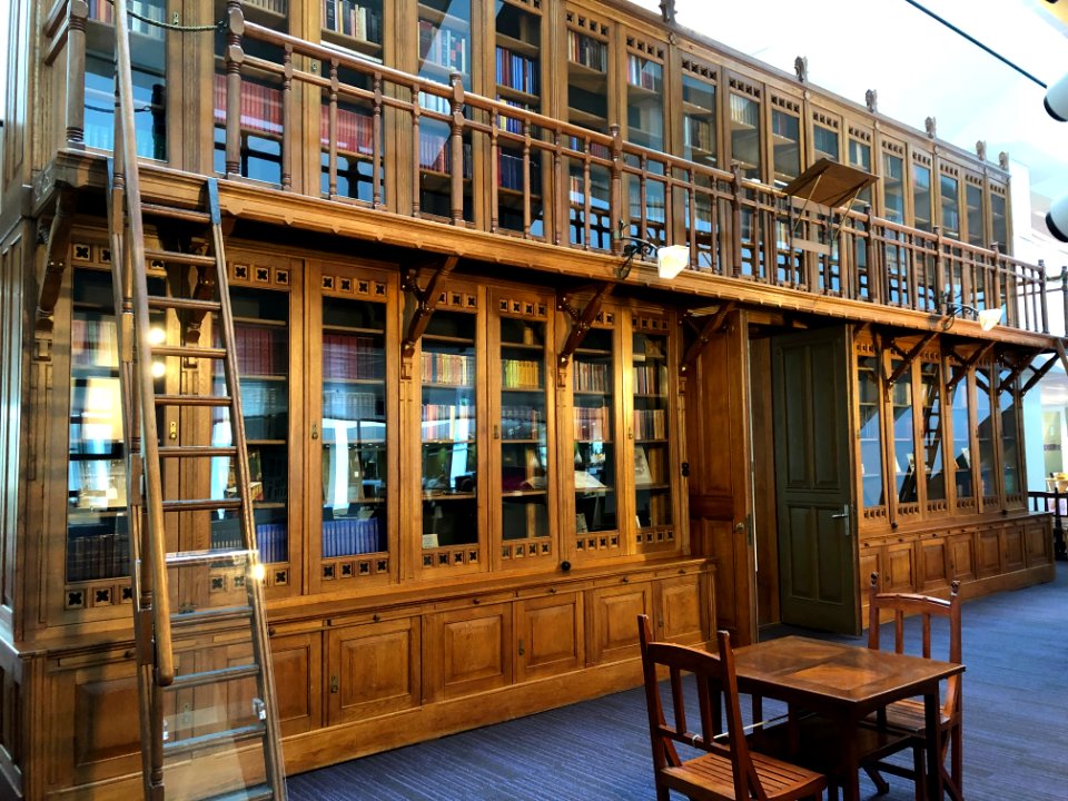 Bibliotheekkast De Utrecht opgesteld in het hoofdkantoor ASR