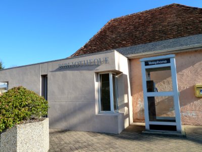 Bibliothèque et cabine téléphonique de Poey-de-Lescar