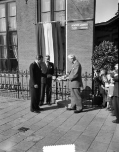 Bickersplein wordt Hendrik Jonkerplein (onthuld door burgemeester), Bestanddeelnr 907-7628