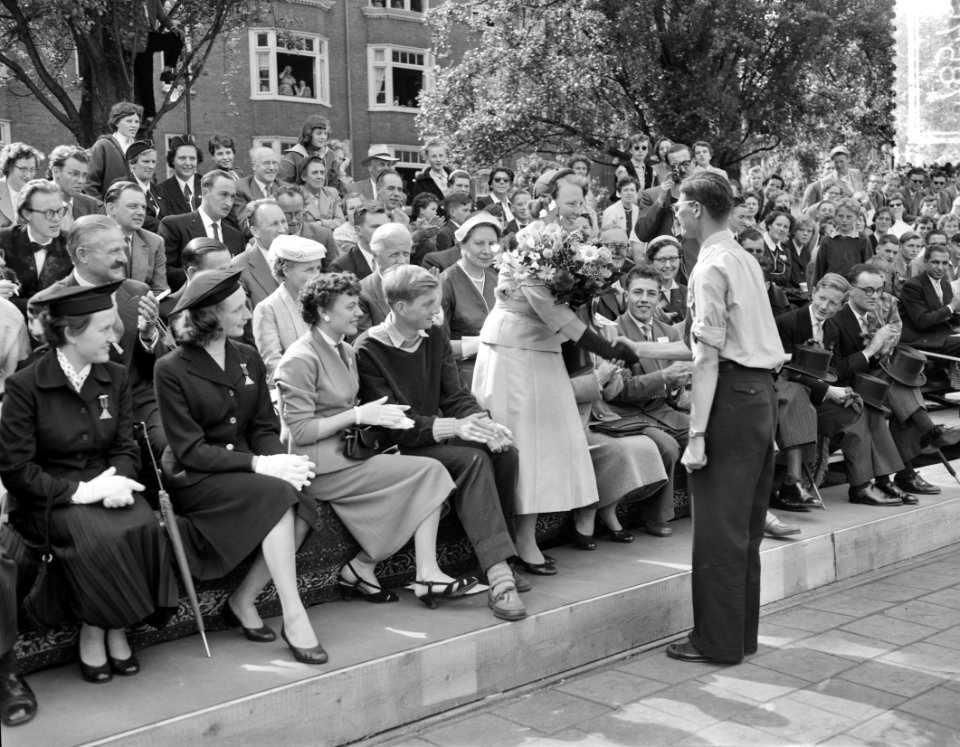 Bezoek Prinses Beatrix aan Amsterdam Bezoek aan de jeugd op de Sintelbaan, Bestanddeelnr 907-8575