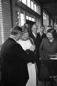 Bezoek Koningin Juliana Zeist en omgeving Koningin Juliana in werkplaats voor m, Bestanddeelnr 912-5519