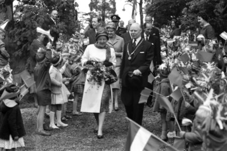 Bezoek Koningin Juliana Zeist en omgeving Koningin Juliana in speeltuin, Bestanddeelnr 912-5520