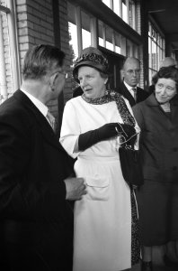 Bezoek Koningin Juliana Zeist en omgeving Koningin Juliana in een Optiekfabriek, Bestanddeelnr 912-5517