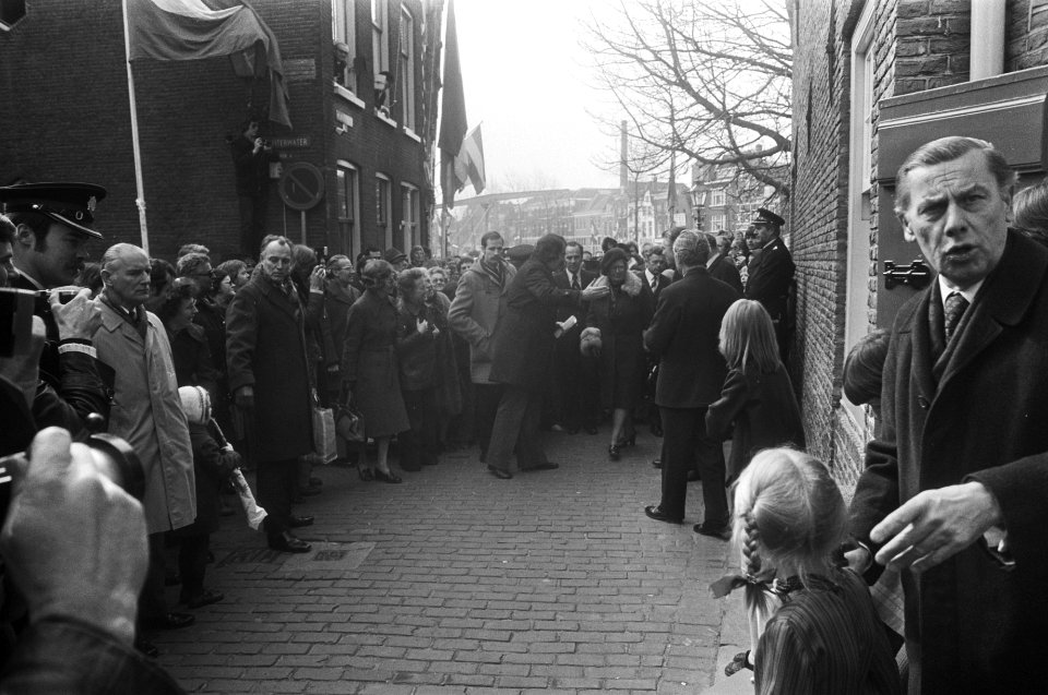 Bezoek Koningin Juliana aan Rotterdam aanbieding tinnen voorwerp aan Hare Majes, Bestanddeelnr 928-4610