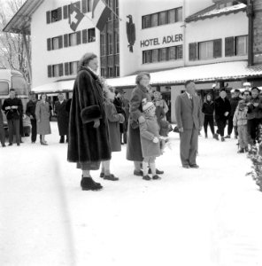 Bezoek Koninklijk gezin aan Grindelwald, aankomst, Bestanddeelnr 906-2174