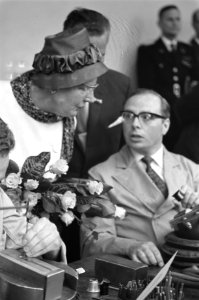 Bezoek Koningin Juliana Zeist en omgeving Koningin Juliana in werkplaats, Bestanddeelnr 912-5524