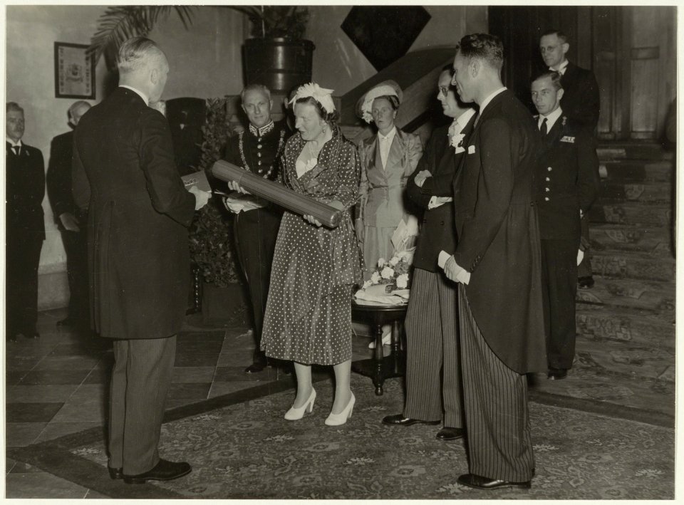 Bezoek koningin Juliana en prins Bernhard, overhandiging van een reproductie van het oudste charter van Haarlem in de Gravenzaal. NL-HlmNHA 54001070