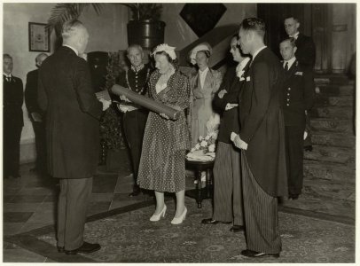 Bezoek koningin Juliana en prins Bernhard, overhandiging van een reproductie van het oudste charter van Haarlem in de Gravenzaal. NL-HlmNHA 54001070