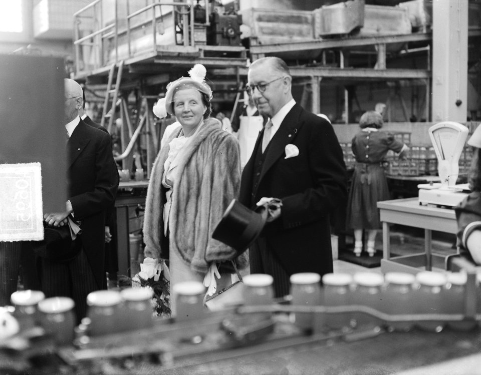 Bezoek koningin Juliana en prins Bernhard aan Gelderland. BezoekTiel jamfabriek, Bestanddeelnr 904-0695