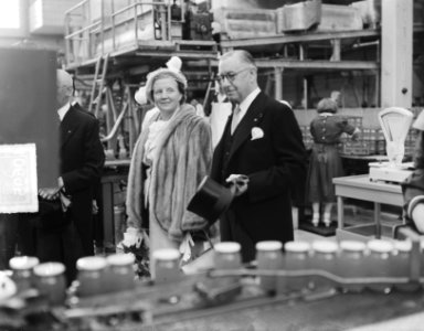Bezoek koningin Juliana en prins Bernhard aan Gelderland. BezoekTiel jamfabriek, Bestanddeelnr 904-0695