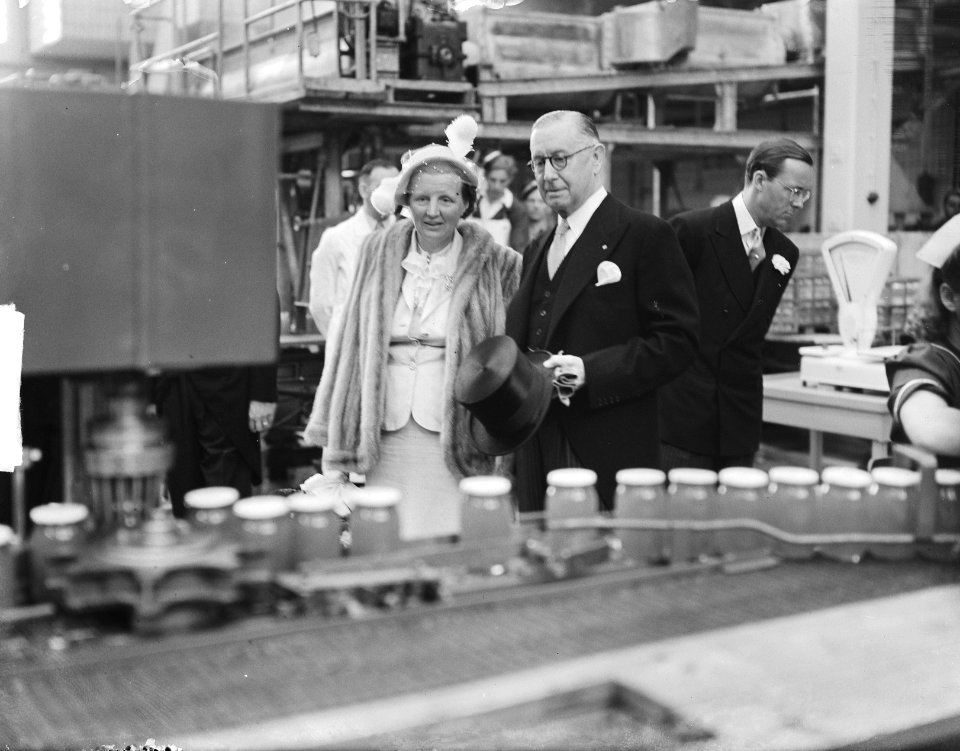 Bezoek koningin Juliana en prins Bernhard aan Gelderland. BezoekTiel jamfabriek, Bestanddeelnr 904-0697