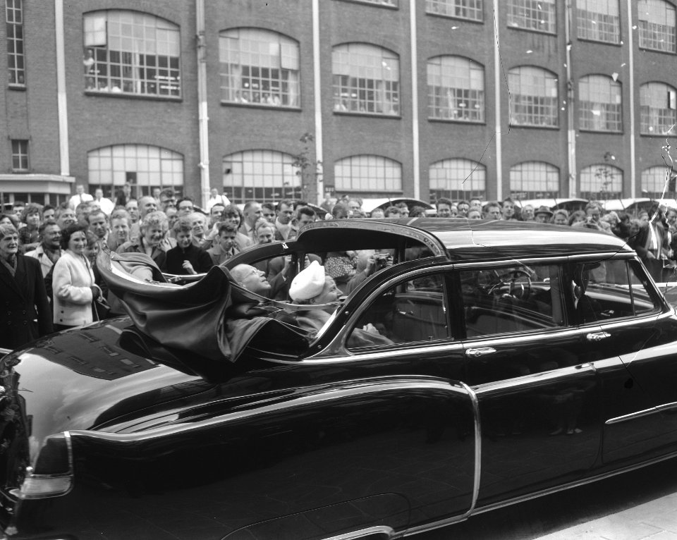 Bezoek koningin Juliana en prins Bernhard aan de Philipsfabrieken te Eindhoven, Bestanddeelnr 908-5975