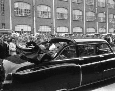 Bezoek koningin Juliana en prins Bernhard aan de Philipsfabrieken te Eindhoven, Bestanddeelnr 908-5975