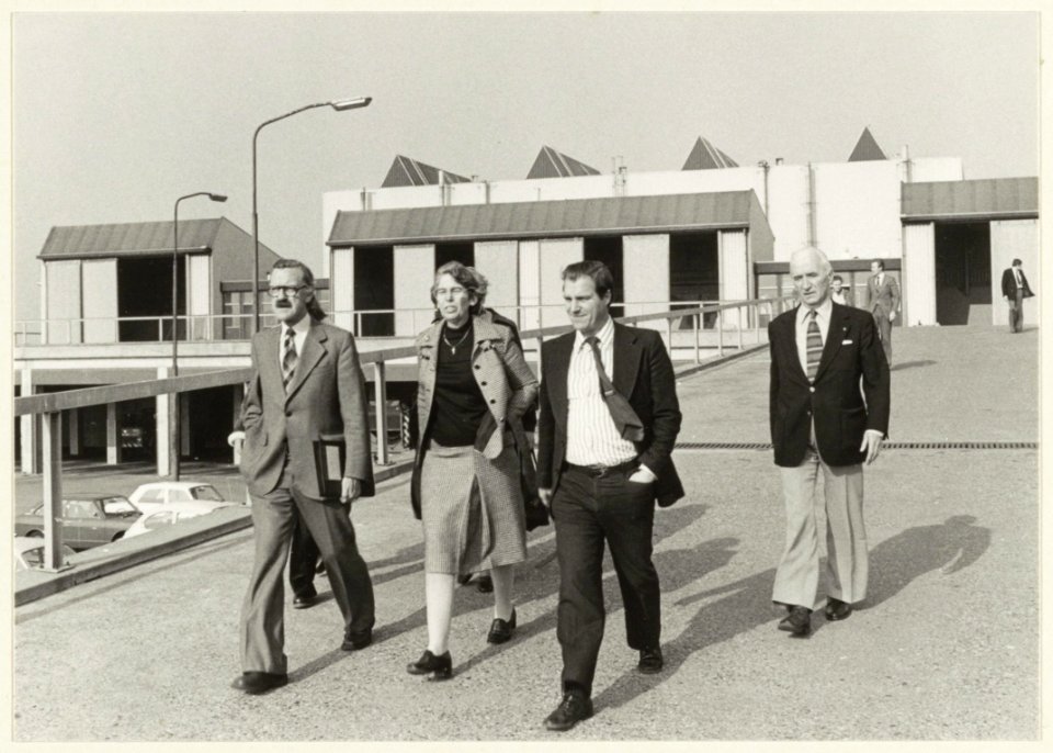 Bezoek van amtenaren aan de huisvuilinstallatie. V.l.n.r. P. van Leuvesteyn, Mevrouw Niemeyer, de heer Van Gestel en ing. Fuykschot. NL-HlmNHA 54005129